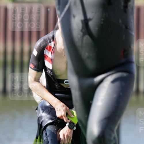 10.08.2025 - GEWOBA Citytriathlon Bremen H.Heesch http://msf.ph/oto/8546102 10.08.2025 10:16:11 Schwimmen 369, 422, 437, 511 meine-sportfotos.de