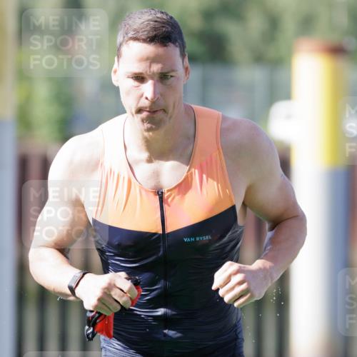 10.08.2025 - GEWOBA Citytriathlon Bremen H.Heesch http://msf.ph/oto/8546106 10.08.2025 10:16:13 Schwimmen 369, 395, 422, 437, 511 meine-sportfotos.de