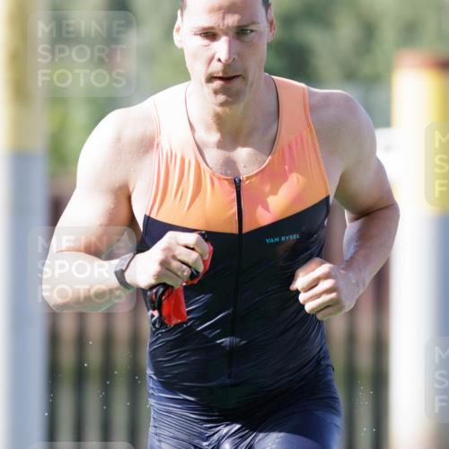 10.08.2025 - GEWOBA Citytriathlon Bremen H.Heesch http://msf.ph/oto/8546107 10.08.2025 10:16:13 Schwimmen 369, 395, 422, 437, 511 meine-sportfotos.de