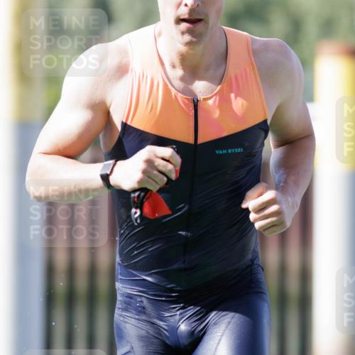 10.08.2025 - GEWOBA Citytriathlon Bremen H.Heesch http://msf.ph/oto/8546111 10.08.2025 10:16:13 Schwimmen 369, 395, 422, 437, 511 meine-sportfotos.de