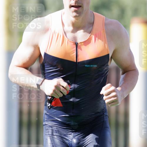 10.08.2025 - GEWOBA Citytriathlon Bremen H.Heesch http://msf.ph/oto/8546114 10.08.2025 10:16:14 Schwimmen 369, 395, 422, 511 meine-sportfotos.de
