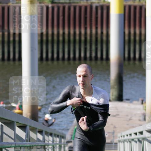 10.08.2025 - GEWOBA Citytriathlon Bremen H.Heesch http://msf.ph/oto/8546126 10.08.2025 10:16:20 Schwimmen 395, 511 meine-sportfotos.de