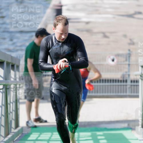 10.08.2025 - GEWOBA Citytriathlon Bremen H.Heesch http://msf.ph/oto/8546150 10.08.2025 10:16:26 Schwimmen 377, 395 meine-sportfotos.de