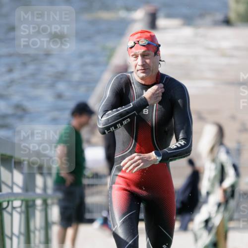 10.08.2025 - GEWOBA Citytriathlon Bremen H.Heesch http://msf.ph/oto/8546210 10.08.2025 10:16:41 Schwimmen 425, 487 meine-sportfotos.de