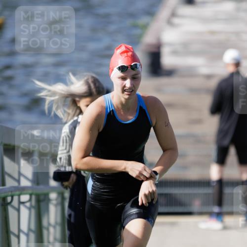 10.08.2025 - GEWOBA Citytriathlon Bremen H.Heesch http://msf.ph/oto/8546227 10.08.2025 10:16:48 Schwimmen 425, 459 meine-sportfotos.de