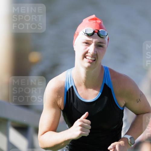 10.08.2025 - GEWOBA Citytriathlon Bremen H.Heesch http://msf.ph/oto/8546263 10.08.2025 10:16:51 Schwimmen 424, 459 meine-sportfotos.de