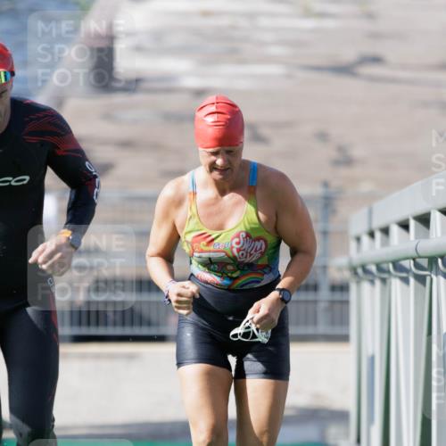 10.08.2025 - GEWOBA Citytriathlon Bremen H.Heesch http://msf.ph/oto/8546297 10.08.2025 10:16:56 Schwimmen 424, 459, 494 meine-sportfotos.de