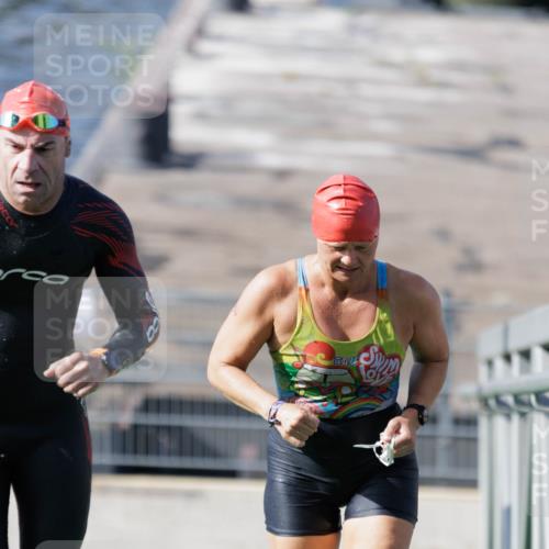 10.08.2025 - GEWOBA Citytriathlon Bremen H.Heesch http://msf.ph/oto/8546304 10.08.2025 10:16:56 Schwimmen 424, 459, 494 meine-sportfotos.de