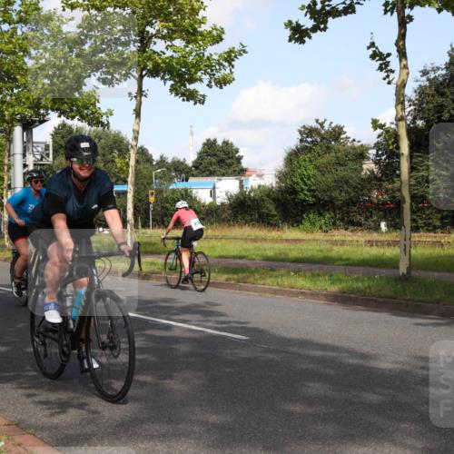 10.08.2025 - GEWOBA Citytriathlon Bremen Yannick Fuchs http://msf.ph/oto/8546463 10.08.2025 10:40:04 Radfahren 55, 57, 61, 77, 79, 91, 135, 143, 197, 227, 398, 496 meine-sportfotos.de