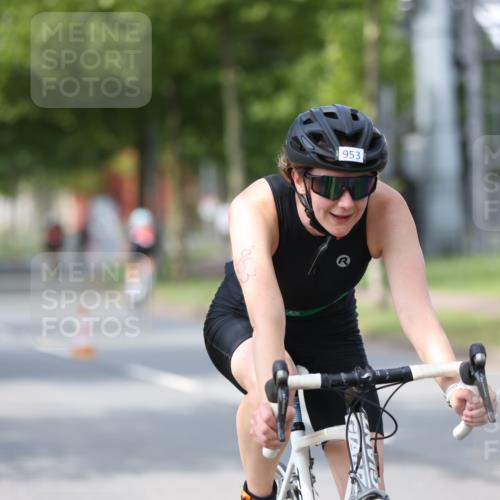 10.08.2025 - GEWOBA Citytriathlon Bremen Yannick Fuchs http://msf.ph/oto/8546524 10.08.2025 13:01:55 Radfahren 586, 703, 819, 828, 842, 923, 953, 964, 1011 meine-sportfotos.de