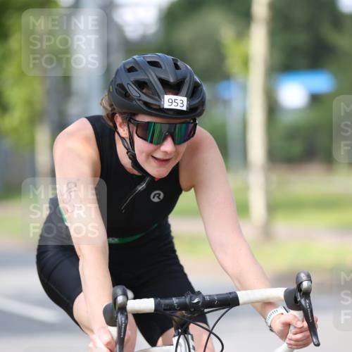 10.08.2025 - GEWOBA Citytriathlon Bremen Yannick Fuchs http://msf.ph/oto/8546530 10.08.2025 13:01:55 Radfahren 586, 703, 819, 828, 842, 923, 953, 964, 1011 meine-sportfotos.de