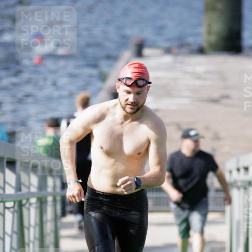 10.08.2025 - GEWOBA Citytriathlon Bremen H.Heesch http://msf.ph/oto/8546588 10.08.2025 10:18:54 Schwimmen 355, 376 meine-sportfotos.de