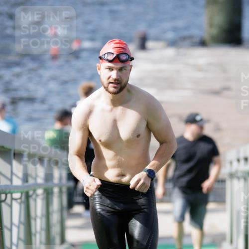 10.08.2025 - GEWOBA Citytriathlon Bremen H.Heesch http://msf.ph/oto/8546598 10.08.2025 10:18:54 Schwimmen 355, 376 meine-sportfotos.de