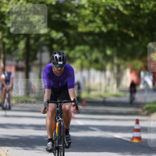 10.08.2025 - GEWOBA Citytriathlon Bremen Yannick Fuchs http://msf.ph/oto/8546875 10.08.2025 13:03:14 Radfahren 633, 651, 668, 693, 727, 748, 898, 945, 954 meine-sportfotos.de