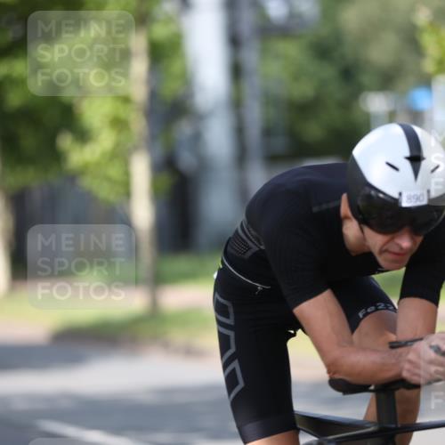 10.08.2025 - GEWOBA Citytriathlon Bremen Yannick Fuchs http://msf.ph/oto/8546997 10.08.2025 12:09:14 Radfahren 611, 727, 731, 779, 837, 871, 880, 890, 896 meine-sportfotos.de