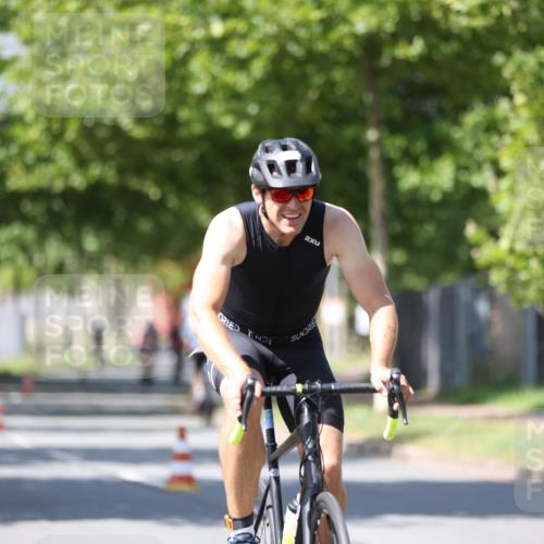 10.08.2025 - GEWOBA Citytriathlon Bremen Yannick Fuchs http://msf.ph/oto/8547514 10.08.2025 13:05:55 Radfahren 573, 616, 630, 767, 793, 857, 948, 981 meine-sportfotos.de