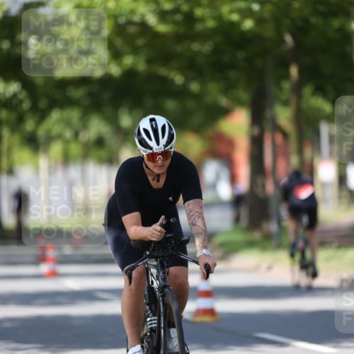 10.08.2025 - GEWOBA Citytriathlon Bremen Yannick Fuchs http://msf.ph/oto/8547550 10.08.2025 13:06:06 Radfahren 573, 630, 682, 741, 767, 793, 918, 948, 962, 981 meine-sportfotos.de
