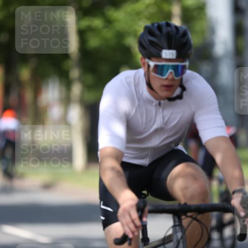 10.08.2025 - GEWOBA Citytriathlon Bremen Yannick Fuchs http://msf.ph/oto/8547671 10.08.2025 12:11:20 Radfahren 575, 645, 669, 679, 687, 713, 835, 894, 1038 meine-sportfotos.de