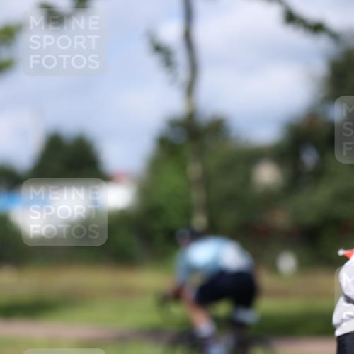 10.08.2025 - GEWOBA Citytriathlon Bremen Yannick Fuchs http://msf.ph/oto/8547679 10.08.2025 12:11:21 Radfahren 575, 645, 669, 679, 713, 835, 894, 1038 meine-sportfotos.de