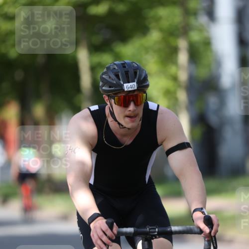 10.08.2025 - GEWOBA Citytriathlon Bremen Yannick Fuchs http://msf.ph/oto/8548079 10.08.2025 12:12:45 Radfahren 640, 692, 769, 771, 851, 884, 885, 1012 meine-sportfotos.de