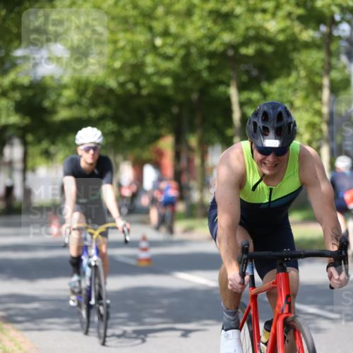 10.08.2025 - GEWOBA Citytriathlon Bremen Yannick Fuchs http://msf.ph/oto/8548247 10.08.2025 12:13:35 Radfahren 552, 612, 649, 664, 770, 774, 776, 823, 916, 1017 meine-sportfotos.de