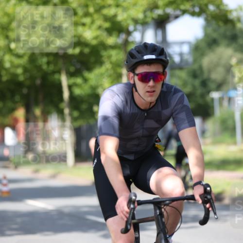 10.08.2025 - GEWOBA Citytriathlon Bremen Yannick Fuchs http://msf.ph/oto/8548329 10.08.2025 12:13:45 Radfahren 552, 568, 590, 612, 621, 649, 664, 733, 770, 776, 823, 863, 916, 1017 meine-sportfotos.de