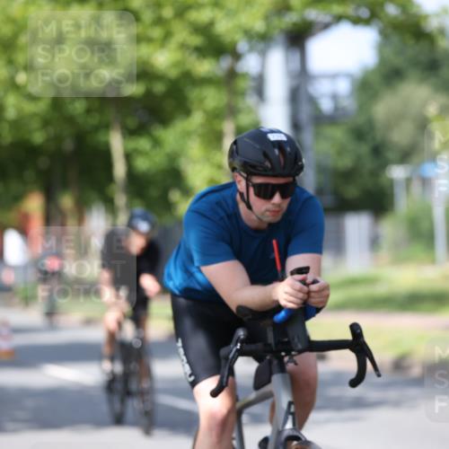 10.08.2025 - GEWOBA Citytriathlon Bremen Yannick Fuchs http://msf.ph/oto/8548355 10.08.2025 12:13:47 Radfahren 552, 568, 590, 612, 621, 649, 664, 733, 770, 776, 823, 863, 916, 1017 meine-sportfotos.de