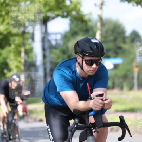 10.08.2025 - GEWOBA Citytriathlon Bremen Yannick Fuchs http://msf.ph/oto/8548358 10.08.2025 12:13:47 Radfahren 552, 568, 590, 612, 621, 649, 664, 733, 770, 776, 823, 863, 916, 1017 meine-sportfotos.de