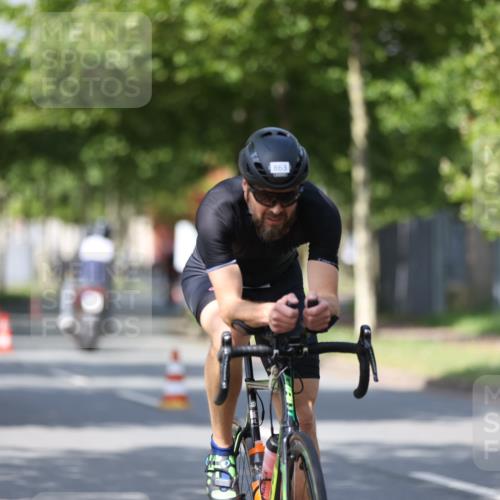 10.08.2025 - GEWOBA Citytriathlon Bremen Yannick Fuchs http://msf.ph/oto/8548392 10.08.2025 12:13:55 Radfahren 568, 590, 621, 689, 733, 776, 823, 863, 873, 950, 951, 1017 meine-sportfotos.de
