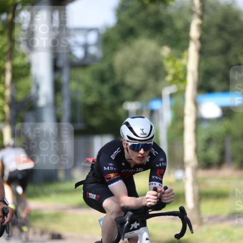 10.08.2025 - GEWOBA Citytriathlon Bremen Yannick Fuchs http://msf.ph/oto/8548454 10.08.2025 12:14:05 Radfahren 587, 590, 615, 616, 630, 689, 733, 788, 863, 873, 950, 951, 1030 meine-sportfotos.de