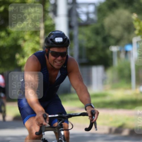 10.08.2025 - GEWOBA Citytriathlon Bremen Yannick Fuchs http://msf.ph/oto/8548457 10.08.2025 12:14:05 Radfahren 587, 590, 615, 616, 630, 689, 733, 788, 863, 873, 950, 951, 1030 meine-sportfotos.de