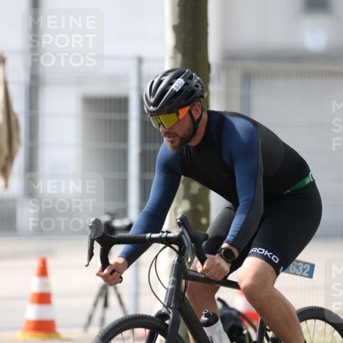 10.08.2025 - GEWOBA Citytriathlon Bremen Yannick Fuchs http://msf.ph/oto/8548648 10.08.2025 13:16:22 Radfahren 591, 632, 813, 892 meine-sportfotos.de