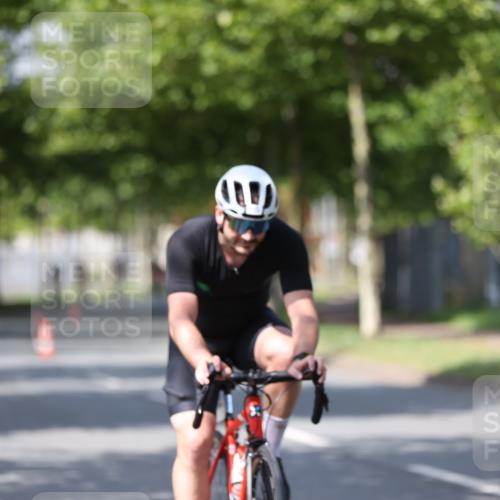 10.08.2025 - GEWOBA Citytriathlon Bremen Yannick Fuchs http://msf.ph/oto/8548663 10.08.2025 12:14:47 Radfahren 551, 627, 632, 635, 657, 736, 806, 826, 838, 857, 895, 897, 1020 meine-sportfotos.de