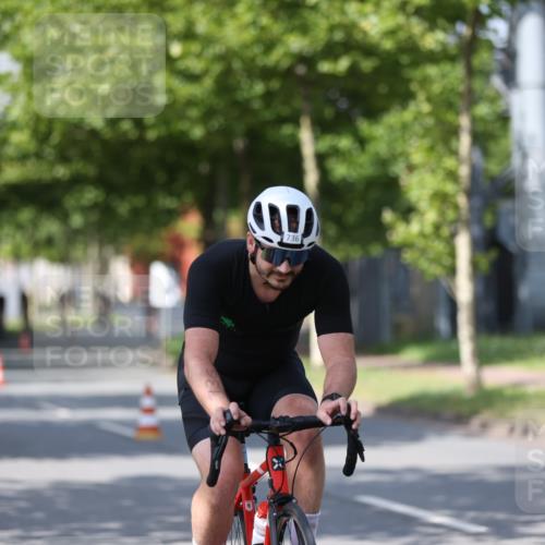 10.08.2025 - GEWOBA Citytriathlon Bremen Yannick Fuchs http://msf.ph/oto/8548666 10.08.2025 12:14:47 Radfahren 551, 627, 632, 635, 657, 736, 806, 826, 838, 857, 895, 897, 1020 meine-sportfotos.de