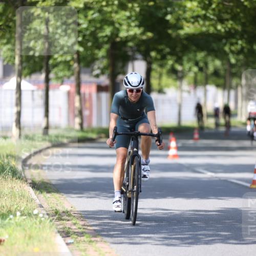 10.08.2025 - GEWOBA Citytriathlon Bremen Yannick Fuchs http://msf.ph/oto/8549245 10.08.2025 12:17:56 Radfahren 553, 560, 566, 741, 765, 794, 867, 933, 966, 977, 1025 meine-sportfotos.de