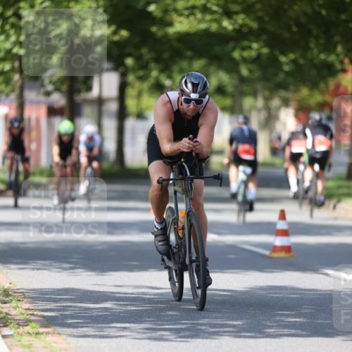 10.08.2025 - GEWOBA Citytriathlon Bremen Yannick Fuchs http://msf.ph/oto/8549260 10.08.2025 12:18:01 Radfahren 553, 560, 579, 582, 741, 765, 794, 833, 867, 933, 966, 977 meine-sportfotos.de