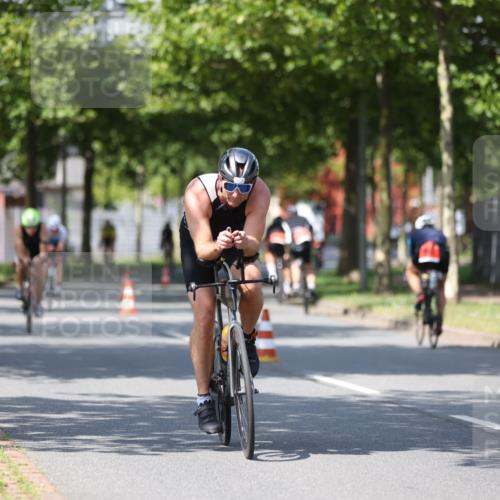 10.08.2025 - GEWOBA Citytriathlon Bremen Yannick Fuchs http://msf.ph/oto/8549267 10.08.2025 12:18:02 Radfahren 553, 560, 579, 582, 741, 765, 794, 833, 867, 933, 966, 977 meine-sportfotos.de