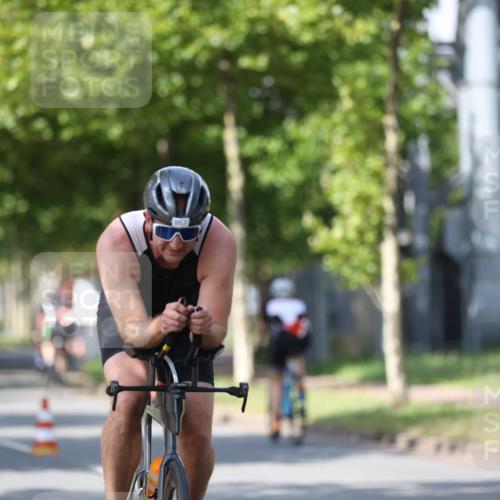 10.08.2025 - GEWOBA Citytriathlon Bremen Yannick Fuchs http://msf.ph/oto/8549272 10.08.2025 12:18:02 Radfahren 553, 560, 579, 582, 741, 765, 794, 833, 867, 933, 966, 977 meine-sportfotos.de