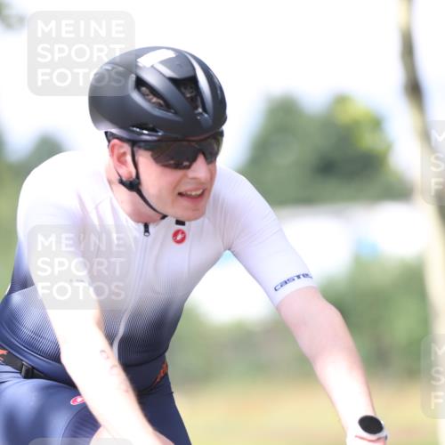 10.08.2025 - GEWOBA Citytriathlon Bremen Yannick Fuchs http://msf.ph/oto/8549325 10.08.2025 13:24:47 Radfahren 808, 928, 1036 meine-sportfotos.de