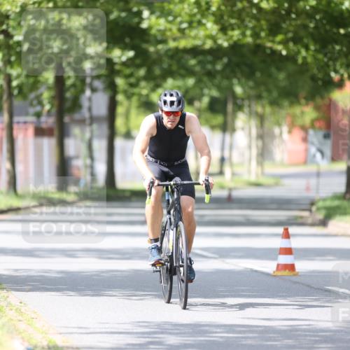 10.08.2025 - GEWOBA Citytriathlon Bremen Yannick Fuchs http://msf.ph/oto/8549348 10.08.2025 13:25:07 Radfahren 981, 1036 meine-sportfotos.de
