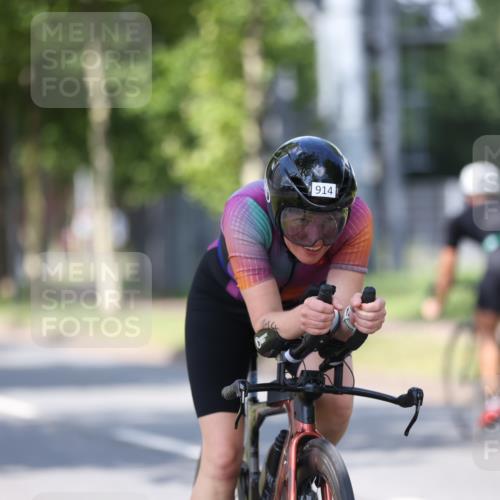 10.08.2025 - GEWOBA Citytriathlon Bremen Yannick Fuchs http://msf.ph/oto/8549356 10.08.2025 12:18:17 Radfahren 553, 579, 582, 637, 680, 763, 794, 833, 914, 966, 973, 977 meine-sportfotos.de