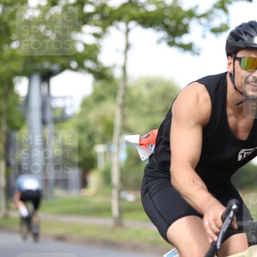 10.08.2025 - GEWOBA Citytriathlon Bremen Yannick Fuchs http://msf.ph/oto/8549439 10.08.2025 12:18:35 Radfahren 584, 637, 642, 652, 678, 680, 759, 763, 781, 855, 919, 973, 1015, 1018, 1029 meine-sportfotos.de