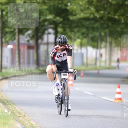 10.08.2025 - GEWOBA Citytriathlon Bremen Yannick Fuchs http://msf.ph/oto/8549493 10.08.2025 13:27:34 Radfahren 909, 958 meine-sportfotos.de