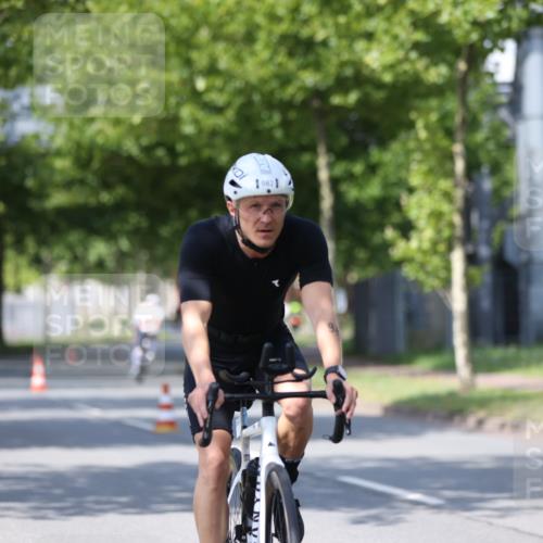10.08.2025 - GEWOBA Citytriathlon Bremen Yannick Fuchs http://msf.ph/oto/8549554 10.08.2025 12:18:59 Radfahren 556, 789, 790, 825, 853, 978, 982, 1018 meine-sportfotos.de