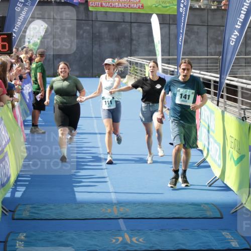 10.08.2025 - GEWOBA Citytriathlon Bremen H.Heesch http://msf.ph/oto/8549572 10.08.2025 11:38:08 Ziel 111, 141 meine-sportfotos.de