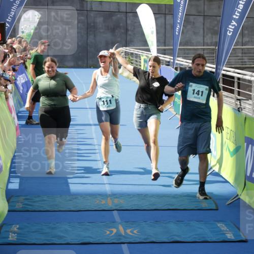 10.08.2025 - GEWOBA Citytriathlon Bremen H.Heesch http://msf.ph/oto/8549602 10.08.2025 11:38:08 Ziel 111, 141 meine-sportfotos.de