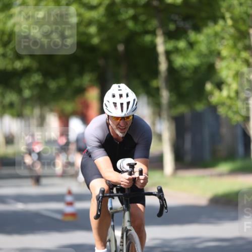 10.08.2025 - GEWOBA Citytriathlon Bremen Yannick Fuchs http://msf.ph/oto/8549617 10.08.2025 12:19:31 Radfahren 554, 749, 762, 804, 872, 1033 meine-sportfotos.de
