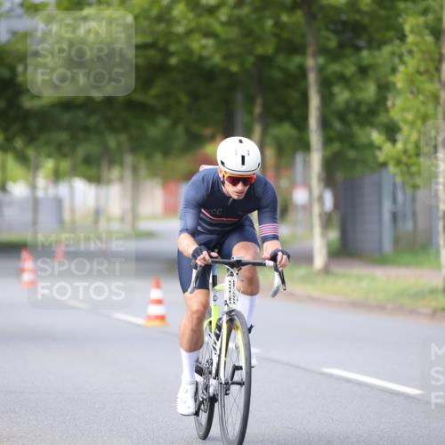 10.08.2025 - GEWOBA Citytriathlon Bremen Yannick Fuchs http://msf.ph/oto/8549627 10.08.2025 13:29:29 Radfahren 638, 980, 1032 meine-sportfotos.de