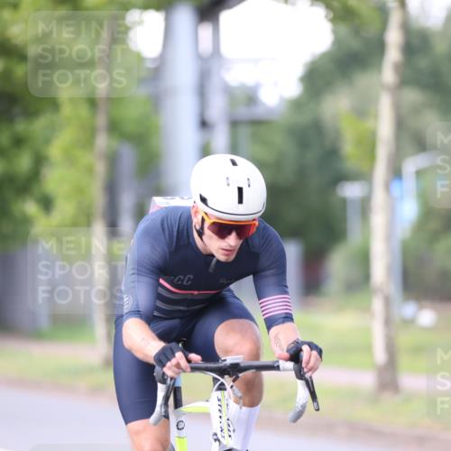 10.08.2025 - GEWOBA Citytriathlon Bremen Yannick Fuchs http://msf.ph/oto/8549629 10.08.2025 13:29:30 Radfahren 638, 980, 1032 meine-sportfotos.de