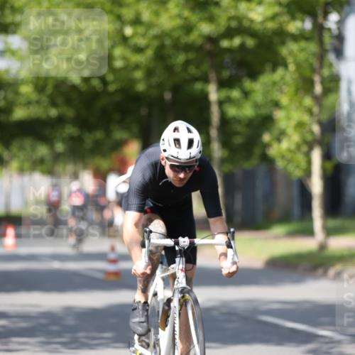 10.08.2025 - GEWOBA Citytriathlon Bremen Yannick Fuchs http://msf.ph/oto/8549828 10.08.2025 12:20:22 Radfahren 563, 565, 570, 596, 631, 720, 734, 844, 892 meine-sportfotos.de